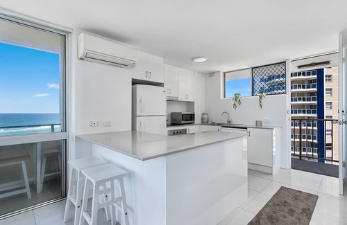 Paradise Point Apartment | Surfers Paradise Beachfront