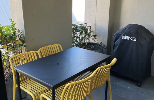 East Melbourne Apartment | Close to Epworth Hospital, St Vincents Hospital , City, MCG, Sports Precinct