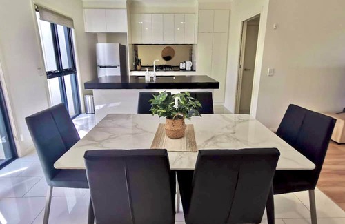 Kellyville House | Adorable 3 Br townhouse with wifi & parking
