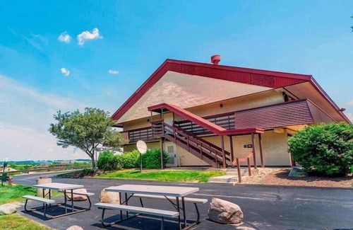 Downtown Cleveland House | 2 Downtown Suites under a mile from Rock & Roll HoF & Stadiums