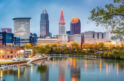 Downtown Cleveland House | 2 Downtown Suites under a mile from Rock & Roll HoF & Stadiums