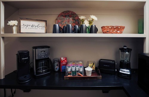 Austin House | 20 mins to downtown/Cowboy Pool /Hot Tub/Patio/Sleeps 12