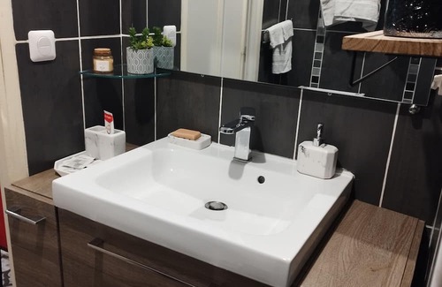 Paray-Vieille-Poste Bed & Breakfast | Comfortable room with private bathroom near Orly airport and Paris