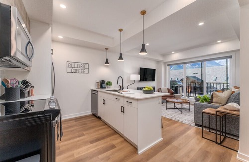 Canmore Apartment | Golden Peaks - Roof Top Hot Tubs - Parking