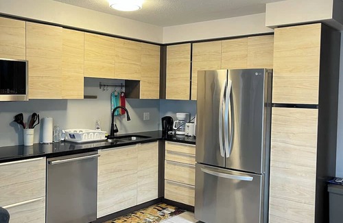 Guelph House | Bright & Cozy Home: Perfect for Families & Groups