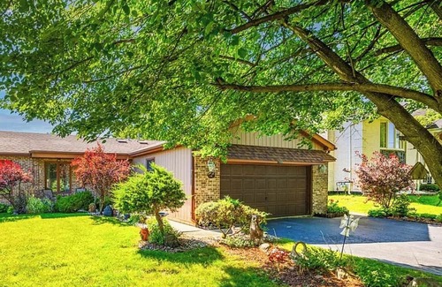 East Hazel Crest House | Charming 3-bedroom home with WiFi & AC in quiet East Hazel Crest. Near Casino.