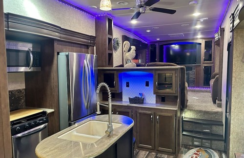 Lexington House | Spacious Luxury RV Glamping Experience @ KHP
