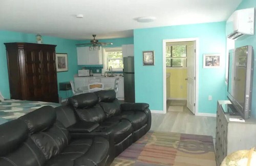 Larue Apartment | Studio with boat lift on Lake Palestine, TX