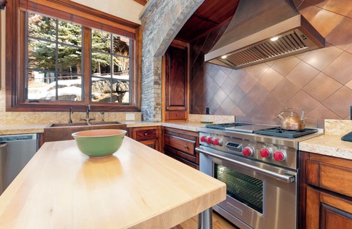 Mountain Village Cabin | Luxurious 3-Bedroom Summit Residence in Telluride with Ski-In Ski-Out & Hot Tub!