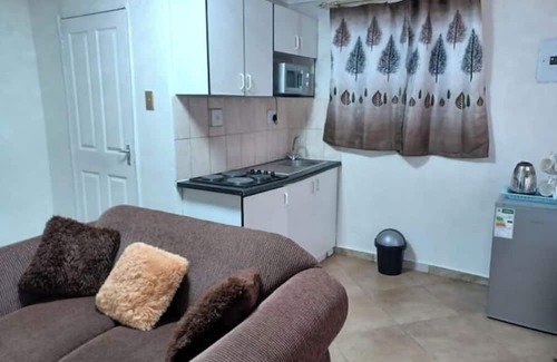 Greater Johannesburg Metropolitan Area House | Ogans Stylish 1 BedRoom Apartment - Self-Cateringnn