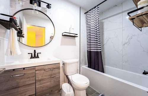 Downsview House | Near YYZ and Yorkdale Mall w Free Parking Spot