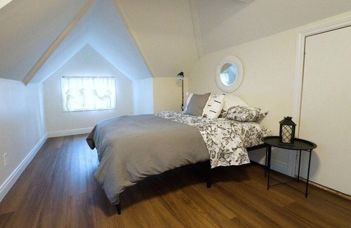 South London House | Cozy 2BR in Wortley Village + 2-car Parking + WiFi