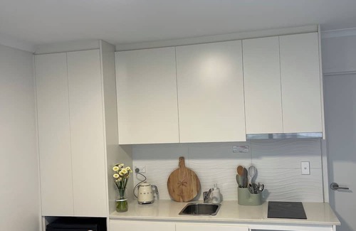 Bellevue Hill Apartment | Beach access, cafes, restaurants and coastal walks