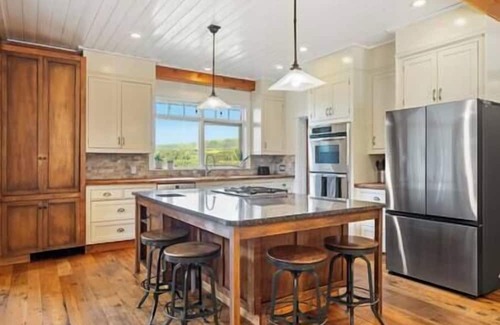 Millarville House | 15 Guests|Spacious Cabin w/Hot Tub & Scenic Views