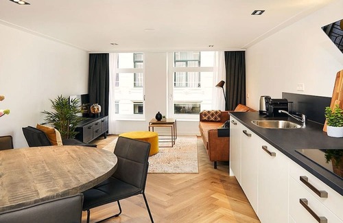 Burgwallen Nieuwe Zijde Apartment | Indulge in Luxury Exquisite 3-Bedroom Apartment