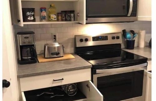 Clairmont Apartment | 3 bed, 2 full bathrooms parking for 2 vehicles