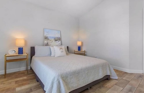 Jacarandas House | Sunny Palms Paradise: 6 Bedroom Villa Heated Pool