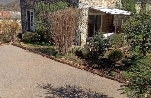 Montagnol House | Country house with boule court 10mins from the lakes