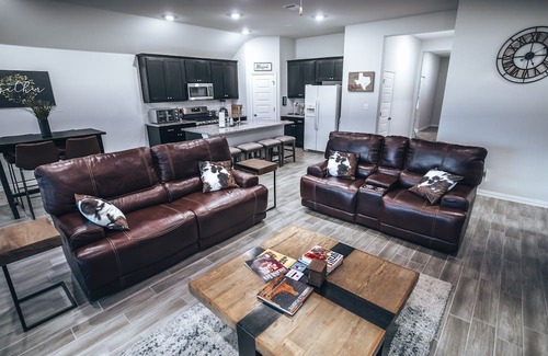 Kyle House | The Lone Star | 3BD 2BA | Pool | Playground | Pickleball