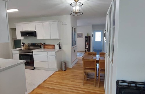 Yarmouth House | Lovely 2-bedroom accommodation with private garden minutes from Maine ferry.