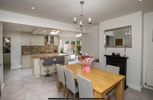 Gresford House | Lovely 3-bedroom house with Hot tub