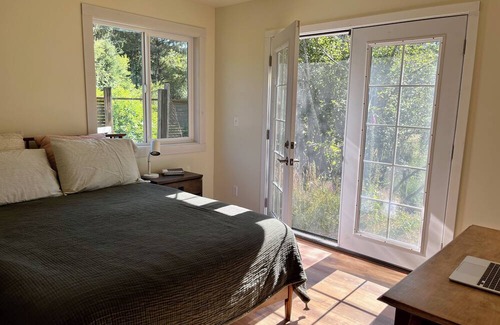 Seaside House | Artist retreat with modern amenities, river view, close to Coast, 2BR/1BA