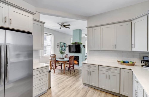 Urban Core Cottage | Sleeps 11, 9 beds