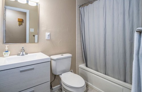 Centerville House | Friends & Family, Walk Distance 2 Centerville Pl
