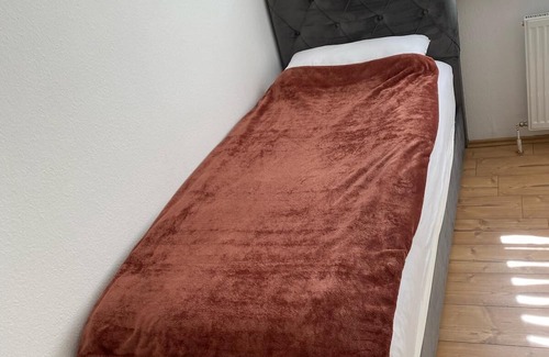 Niederursel Condo | Moderne und Komfortable Zimmer - Neue Möbel und Orthopedischen Bett.