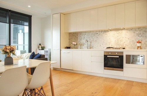 Box Hill Apartment | This apartment is a 2 bedroom(s), 1 bathrooms, located in Box Hill South, VIC.
