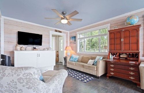 Carsonville House | 1 br cottage on lake w/hot tub