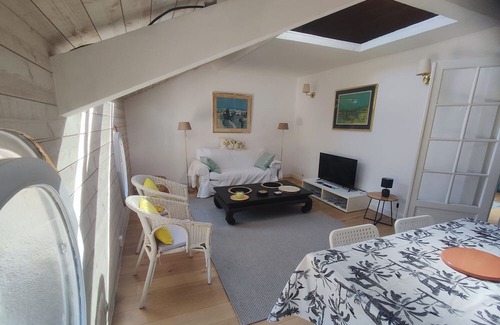 Suresnes Apartment | Apartment 'Nid Douillet' with Wi-Fi