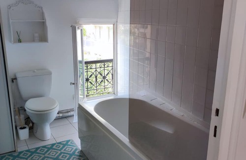 Suresnes Apartment | Apartment 'Nid Douillet' with Wi-Fi