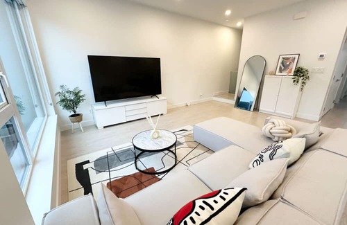 District of North Vancouver House | Cozy Family-Sized Modern Townhouse Over 2000 SqFt with 4 Bedrooms near Deep Cove