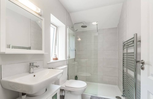 Dublin Apartment | 5-bed Dream Home By Sea & City with free parking
