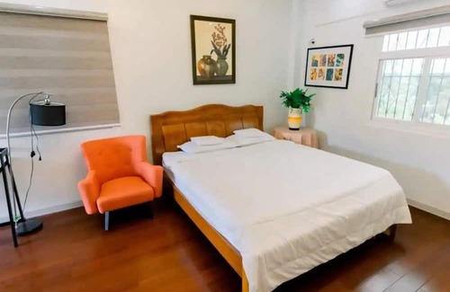 Caloocan Apartment | Charming 3 bedroom boutique, bathtub, 180sq.meters