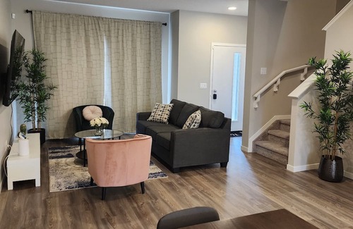 West Edmonton House | Luxury Home | Newly furnished | Sleeps 9 | Private Gym | 15mins to West Edm Mall