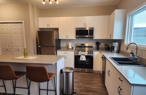 West Edmonton House | Luxury Home | Newly furnished | Sleeps 9 | Private Gym | 15mins to West Edm Mall