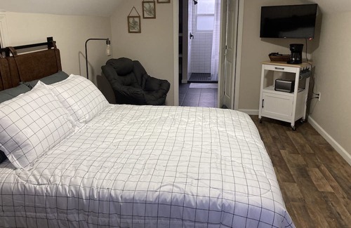Fletcher Apartment | Pine Guesthouse—Asheville area