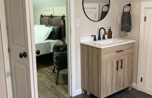 Fletcher Apartment | Pine Guesthouse—Asheville area