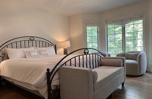 Mayfield House | Woodland Hill's Charming 7BDR Home