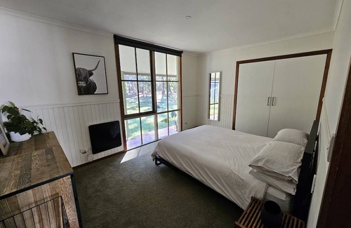 Wheatsheaf House | Kangaroos Hideaway, Bush Retreat