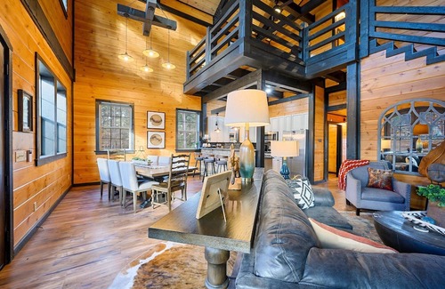 Hochatown Cabin | Cabin w/HotTub, Grill; Pets OK