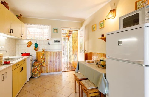 Balatonszarszo House | Stunning villa for 5 people with TV, patio and parking