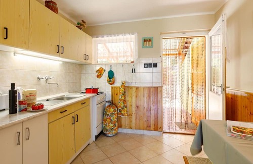 Balatonszarszo House | Stunning villa for 5 people with TV, patio and parking