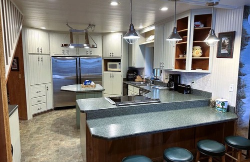 Cook House | Beautiful Lakeside Property Perfect for Any Season