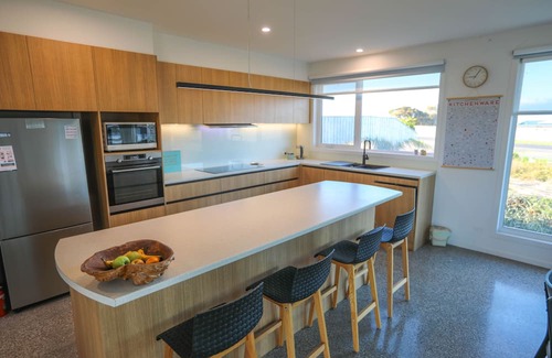 Warrnambool House | Warrnambool's 'Whale View' - FREE EV CHARGER & OUTDOOR POOL