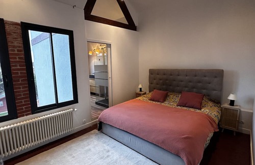 Saint-Cloud House | Holiday Home 'Villa' with Private Terrace and Wi-Fi