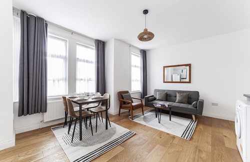 Mapesbury House | Modern 5-Bedroom Oasis with Free Parking: Stylish Retreat in Prime Location