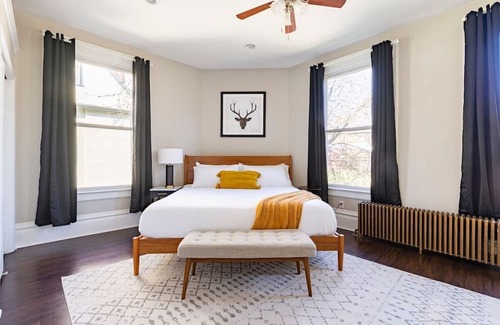 East Washington Apartment | W&J Campus | King Beds | Kids & Family Friendly